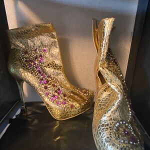 Metallic platform boots